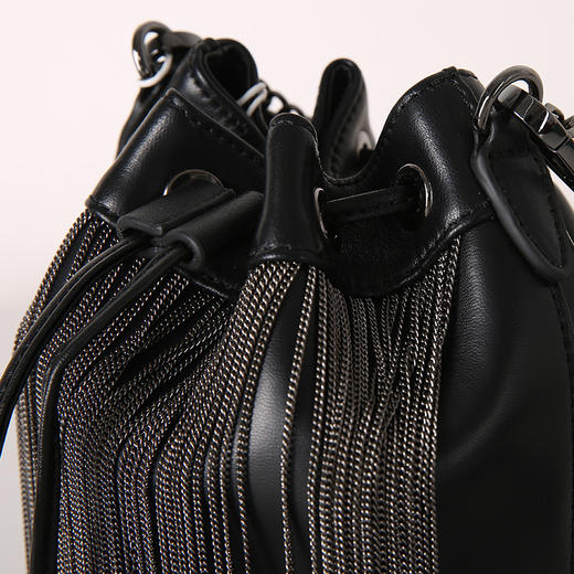 VIMAGE纬漫纪夏季新款流苏个性小包水桶包链条斜跨迷你包包V1320902 商品图2