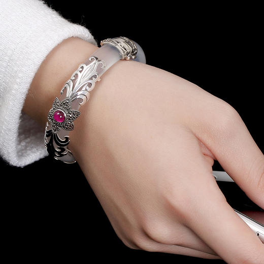 YLY-002-S925纯银马克赛石镶嵌白绿玉髓开口手镯 商品图4