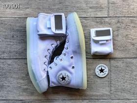 Converse x 张艺兴Lay Zhang Chuck 70 该联名鞋身侧有一个可拆卸小口袋，装有2种可替换LOGO魔术贴