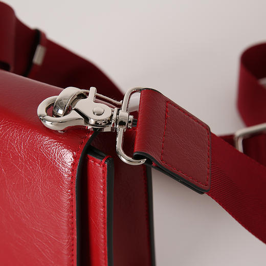 VIMAGE纬漫纪夏季新款方形小包休闲斜跨布带方包通勤百搭红色V1320901 商品图3