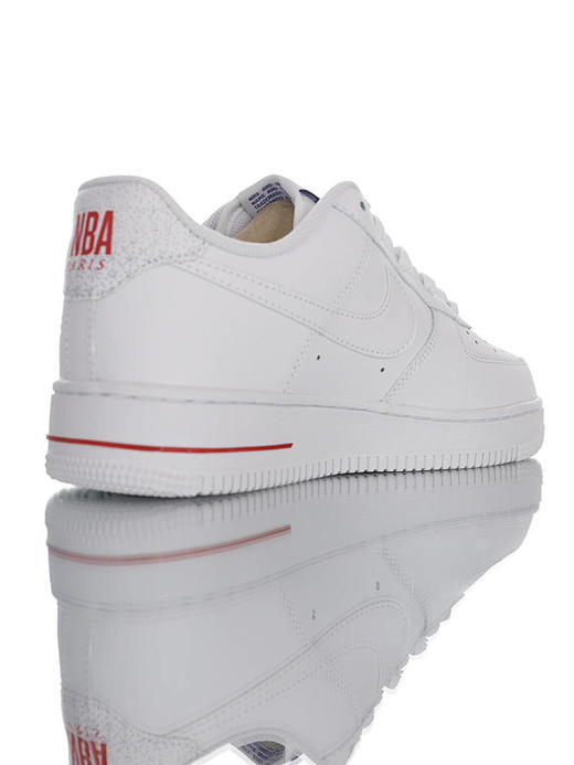 Nike Air Force 1 Low 耐克NBA别注纪念首次法国常规赛 硬质头层荔枝纹皮革鞋面 内置全掌AirSole气垫 空军一号 白红蓝NBA巴黎配色 商品图3