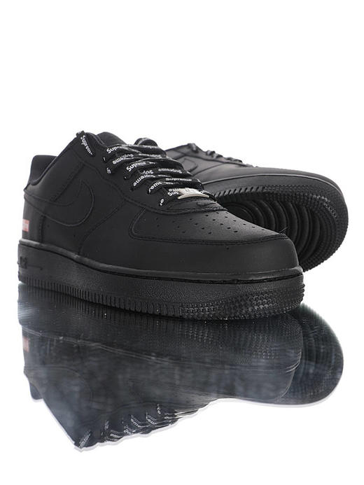 Supreme x Nike Air Force 1 Low耐克 志高联乘 硬质头层荔枝纹皮革鞋面 内置全掌AirSole气垫 空军一号 皮革黑红LOGO配色 商品图3