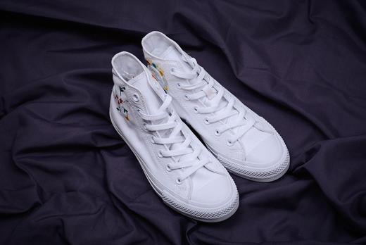 Converse All Star 花卉刺绣 logo处的太阳花刺绣以及鞋身和鞋舌处多处刺绣元素相结合 原厂硫化工艺 QA品质检验管控标准  鞋码：35-39，带半码36.5，37.5 商品图1