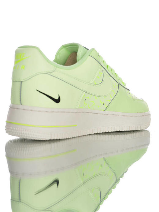 耐克 Nike Air Force 1 07 "Just Do It" 春夏新款 采用磨砂移膜皮革 内置全掌气垫 空军一号 皮革荧光浅绿黑双钩配色 商品图1