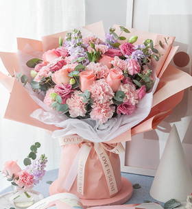 芳华如你--粉色康乃馨13枝，戴安娜玫瑰5枝、粉色洋桔梗5枝、浅紫紫罗兰5枝、尤加利10枝