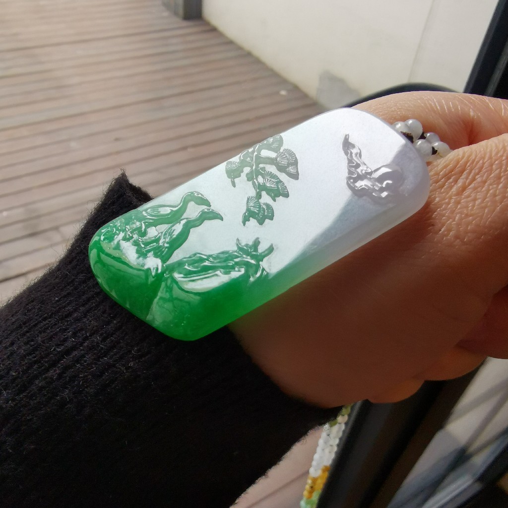 特色椿带彩翡翠牌—鹣鲽情深