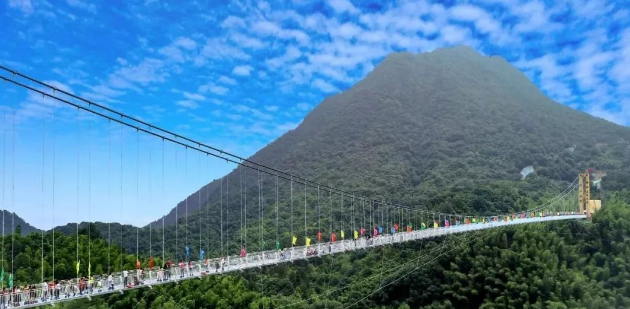 庐山西海将军峡9d玻璃天桥位于九江市永修县柘林镇,紧靠庐山西海.