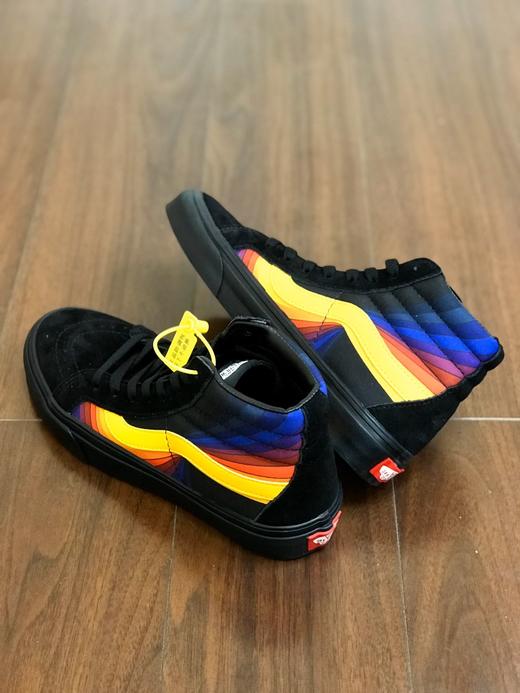 彩虹巨棒条纹标志系列Vans经典系列 Sk8-Hi板鞋运动鞋 高帮男女新款官方正品官网货号VNOA4U3DwN7 尺码：35--44 商品图3