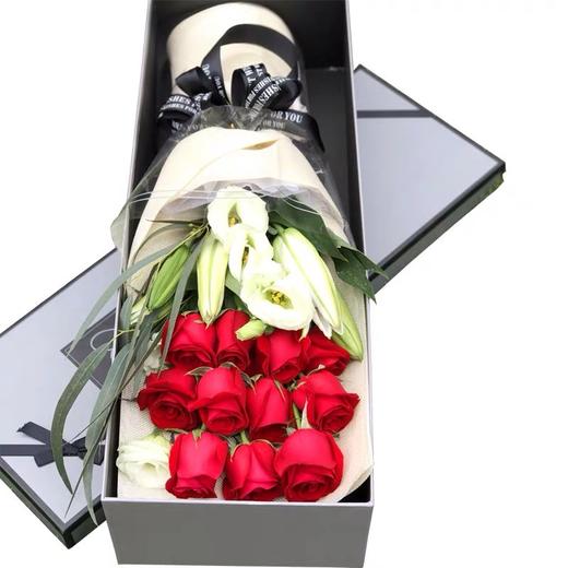 【对你情意浓浓】11朵精品红玫瑰+白百合精品花盒 商品图0