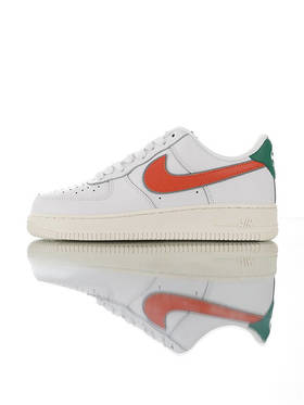 耐克Nike Air Force 1 '07 LV8 美剧怪奇物语限定 原模具开发打造 采用荔枝纹移膜皮革材质 内置全掌air sole气垫 空军一号板鞋 皮革白深绿桔红校徽