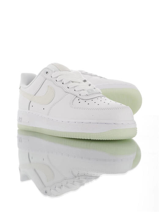 耐克 Nike Air Force 1 07 Essential 原模具开发打造 采用移膜荔枝纹皮革 内置全掌air sole气垫 空军一号低帮板鞋 皮革白水晶夜光3M钩配色 商品图1