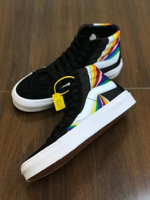 彩虹巨棒条纹标志系列Vans经典系列 Sk8-Hi板鞋运动鞋 高帮男女新款官方正品官网货号VNOA4U3DwN7 尺码：35--44 商品图1