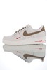 耐克Nike Air Force 1 Mid '07 LV8 原模具开发打造 内置全掌air sole气垫 硬质牛剖层移膜革 空军一号中帮经典休闲运动板鞋 奶白浅褐勾小红钩 商品缩略图0