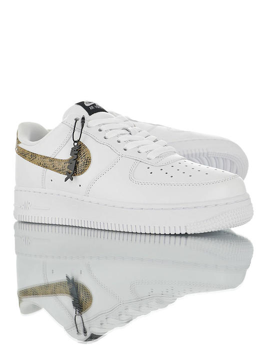 耐克Nike Air Force 1 '07 PRM QS 采用原装软头层皮革鞋面 代工缜密拉帮中底 内置全掌air sole气垫 空军一号经典低帮运动板鞋 皮革白黑金蟒蛇纹 商品图1