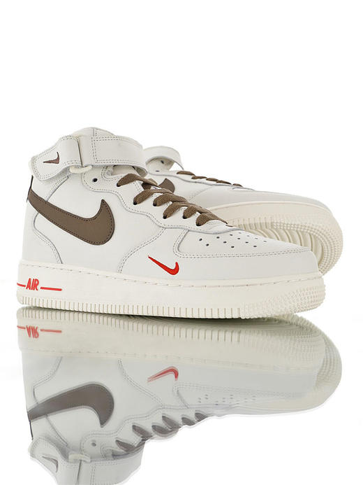 耐克Nike Air Force 1 Mid '07 LV8 原模具开发打造 内置全掌air sole气垫 硬质牛剖层移膜革 空军一号中帮经典休闲运动板鞋 奶白浅褐勾小红钩 商品图3