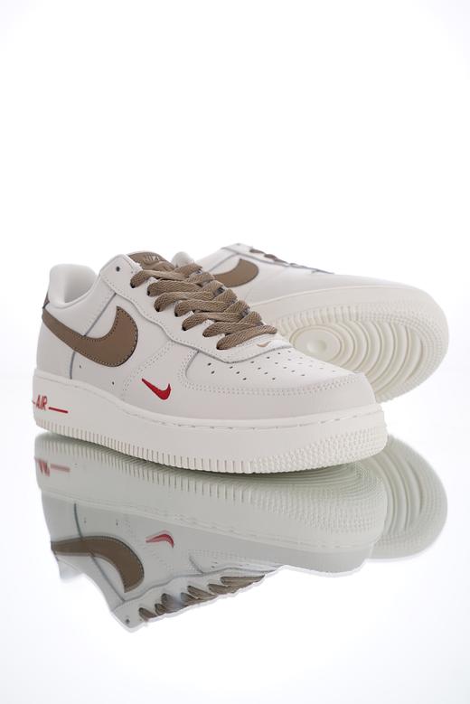 耐克Nike Air Force 1 Mid '07 LV8 原模具开发打造 内置全掌air sole气垫 硬质牛剖层移膜革 空军一号中帮经典休闲运动板鞋 奶白浅褐勾小红钩 商品图1