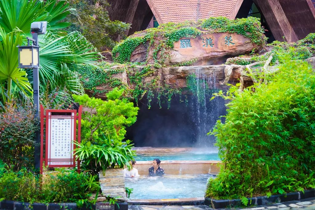 暖泡温泉,雾气弥漫却一样能带来身心的愉悦,别有韵味边呼吸着原生态