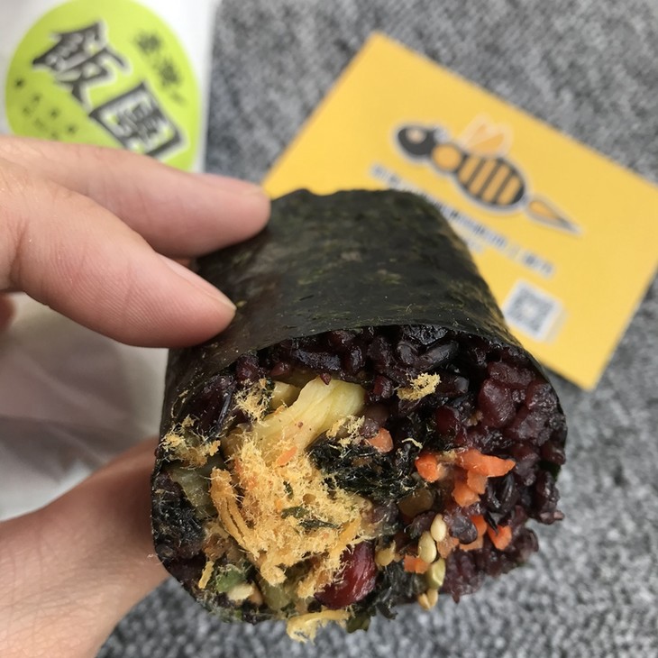 2个网红饭团台湾风味紫米蟹棒肉松海苔饭团