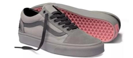 鼠年限定 Vans 携手中国当代艺术家赵赵 ZHAOZHAO 将老鼠的地下世界呈现于现实空间中 以独特视角展现全新鼠年生肖联名系列 透明 低帮灰色 低帮灰黑 低帮黑红 低帮灰红 型号:JL102 商品图10