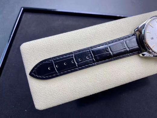 甜蜜意大利—全新欧米茄 海马 系列EdizioneVenezia威尼斯特别版腕表 该款使用的是传统的“里拉琴”式表壳，可以看到其表面处拉丝与抛光工艺的运用炉火纯青，表壳尺寸大小仅39.5mm，不大不小 商品图9