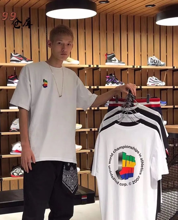 undefeated五道杠彩色立体感logo印花短袖t恤