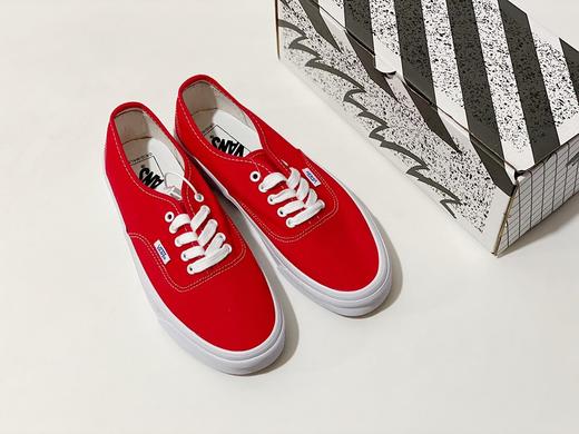 小红书推荐榜第一名 ！神仙百搭配色！这双OG Authentic L X以经典的黑色，海军蓝配色，米白色，亮眼的红色鞋身呈现，大底包边的水线以及鞋外侧的Vans标签则用蓝色点缀。 商品图2