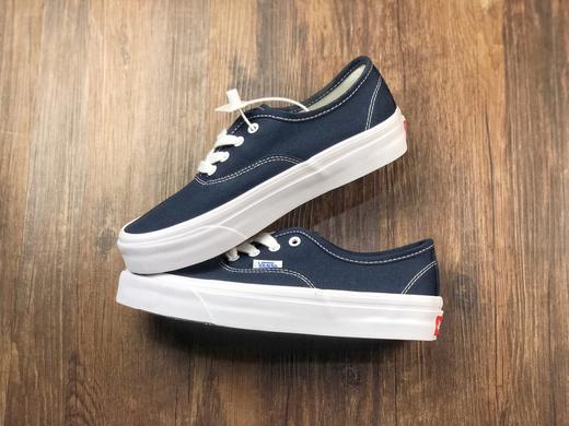 小红书推荐榜第一名 ！神仙百搭配色！这双OG Authentic L X以经典的黑色，海军蓝配色，米白色，亮眼的红色鞋身呈现，大底包边的水线以及鞋外侧的Vans标签则用蓝色点缀。 商品图4