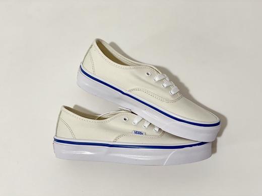 小红书推荐榜第一名 ！神仙百搭配色！这双OG Authentic L X以经典的黑色，海军蓝配色，米白色，亮眼的红色鞋身呈现，大底包边的水线以及鞋外侧的Vans标签则用蓝色点缀。 商品图1