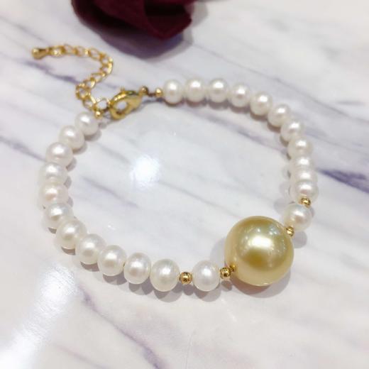 淡水珍珠手链增加一颗南洋金珠做点缀更是灵动活泼佩戴效果甜美可金