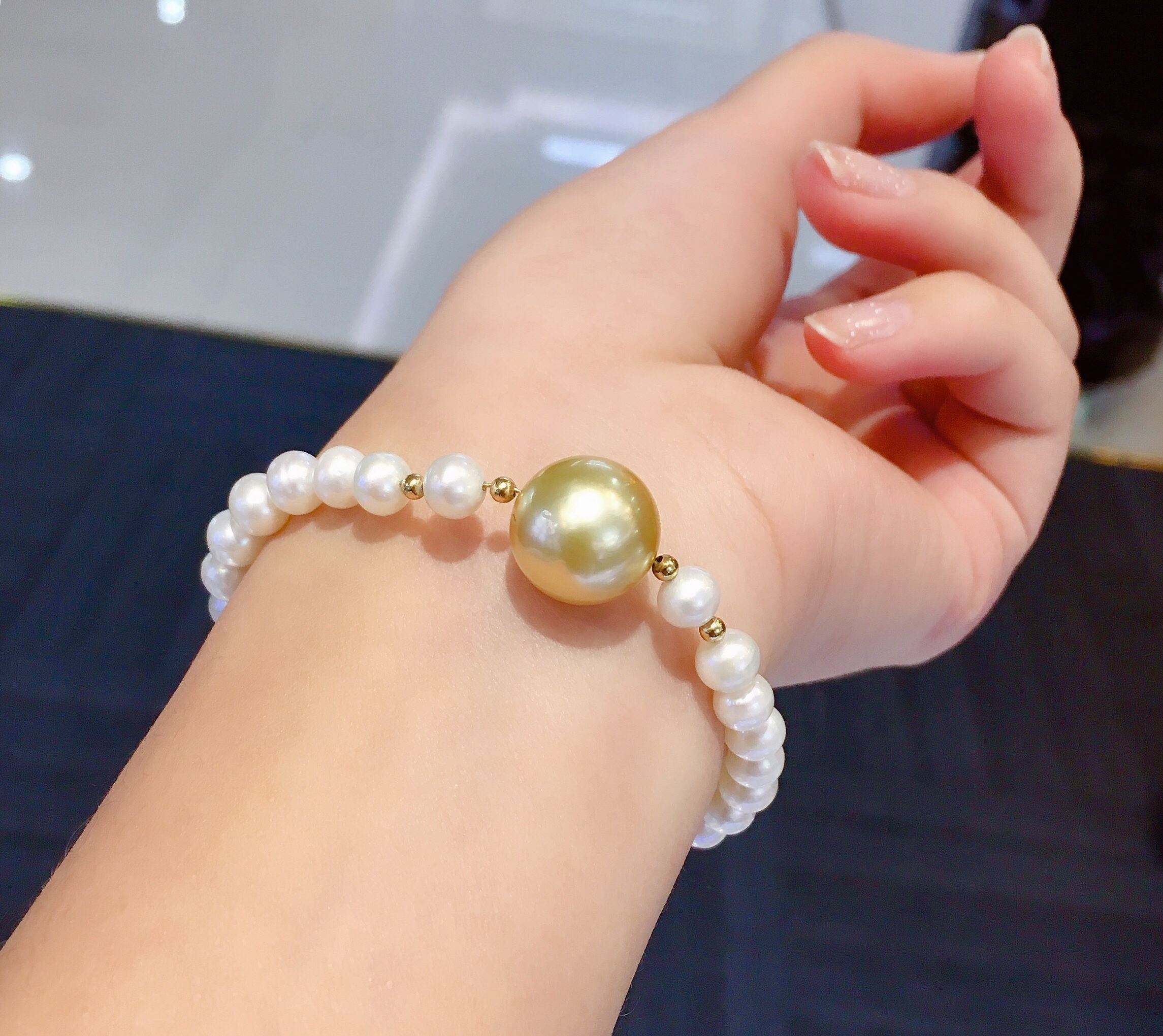 淡水珍珠手链增加一颗南洋金珠做点缀更是灵动活泼佩戴效果甜美可金