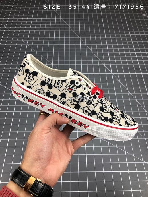 Vans Classic Slip-On米奇联名 卡通米老鼠印花帆布一脚蹬 经典情侣休闲滑板鞋 商品图4