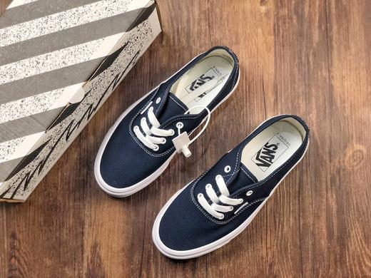 小红书推荐榜第一名 ！神仙百搭配色！这双OG Authentic L X以经典的黑色，海军蓝配色，米白色，亮眼的红色鞋身呈现，大底包边的水线以及鞋外侧的Vans标签则用蓝色点缀。 商品图5