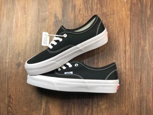 小红书推荐榜第一名 ！神仙百搭配色！这双OG Authentic L X以经典的黑色，海军蓝配色，米白色，亮眼的红色鞋身呈现，大底包边的水线以及鞋外侧的Vans标签则用蓝色点缀。 商品图7