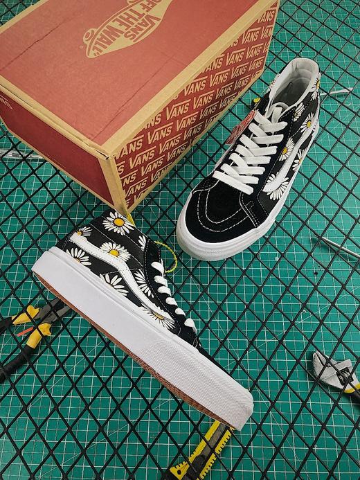 男女鞋硫化 万斯 范斯Vans Sk8-Mid Reissue"Daisy"中帮帆布休闲滑板鞋“黑白小雏菊”VN0A391FTOZ  低帮 中帮 高帮 一脚蹬 懒人鞋 商品图1