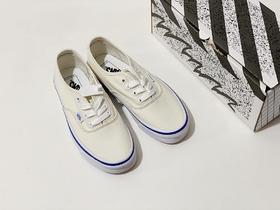 小红书推荐榜第一名 ！神仙百搭配色！这双OG Authentic L X以经典的黑色，海军蓝配色，米白色，亮眼的红色鞋身呈现，大底包边的水线以及鞋外侧的Vans标签则用蓝色点缀。