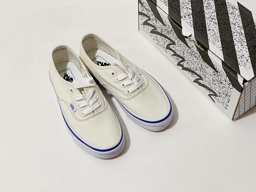 小红书推荐榜第一名 ！神仙百搭配色！这双OG Authentic L X以经典的黑色，海军蓝配色，米白色，亮眼的红色鞋身呈现，大底包边的水线以及鞋外侧的Vans标签则用蓝色点缀。 商品图0