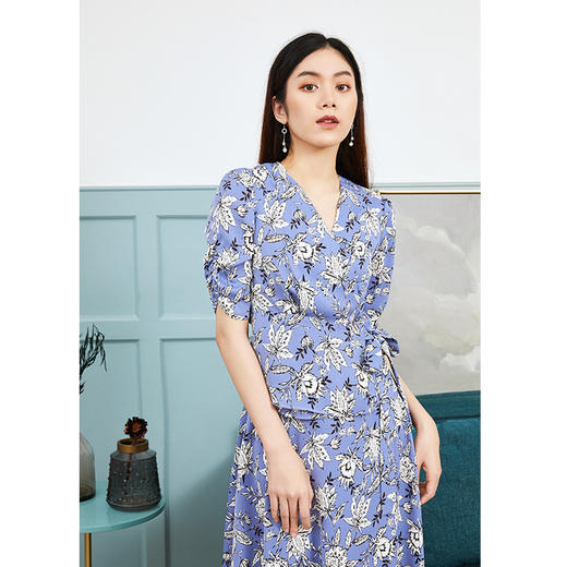 EITIE爱特爱女装夏款复古围裹收腰泡泡袖港风印花上衣女 商品图3