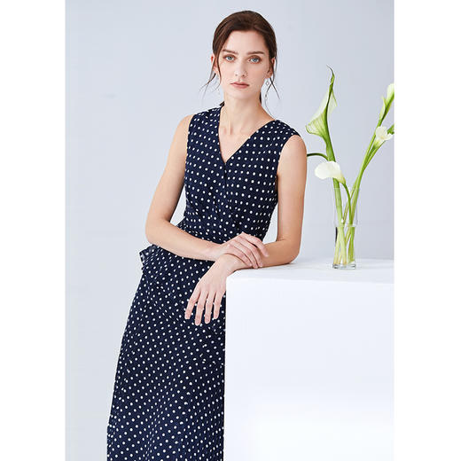 下架-EITIE爱特爱夏季新款洋气波点无袖收腰雪纺下摆不规则小上衣5913630 商品图2