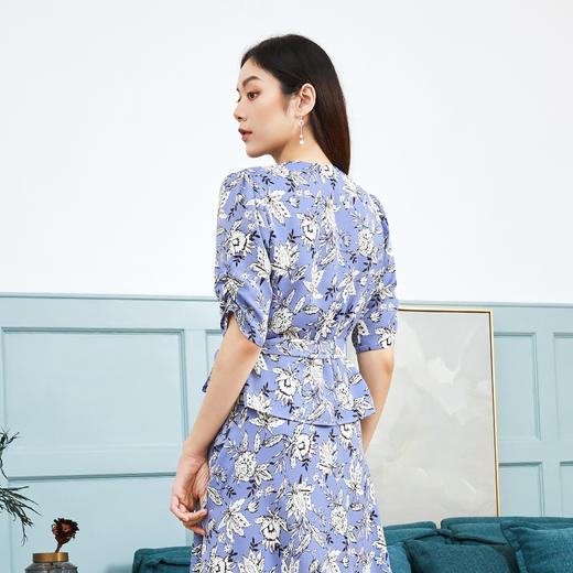 EITIE爱特爱女装夏款复古围裹收腰泡泡袖港风印花上衣女 商品图4