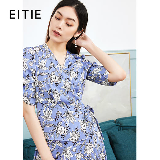 EITIE爱特爱女装夏款复古围裹收腰泡泡袖港风印花上衣女 商品图0