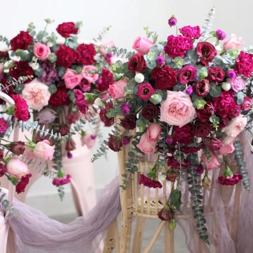 酒红色系悬挂式讲台插花 商品图1