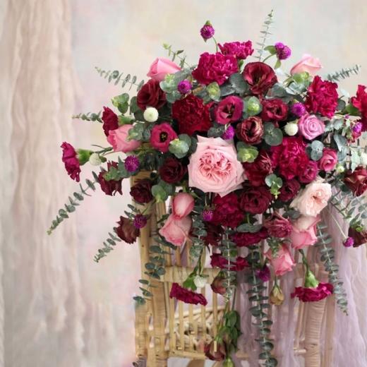 酒红色系悬挂式讲台插花 商品图0