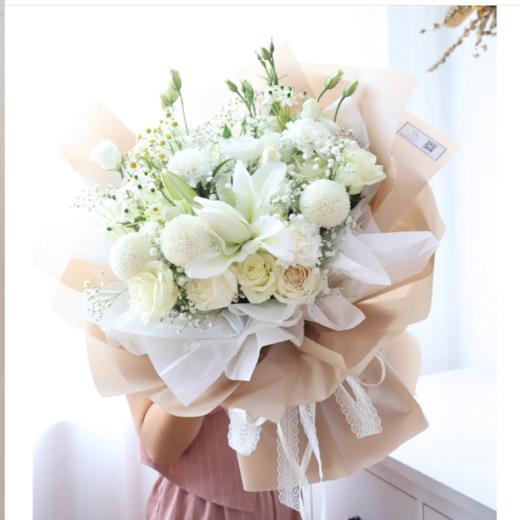 温柔时光纯净白色系百合花束