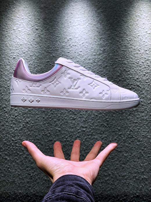 路易威登LV 低帮 高帮 运动靴 镭射黑 镭射白 20年春夏限量版 彩虹尾🌈以彩虹织物包覆鞋后和两侧，展现经典设计的潮流演绎。魔术贴标注路易威登标识 百搭鞋底Size: 35--44 商品图2