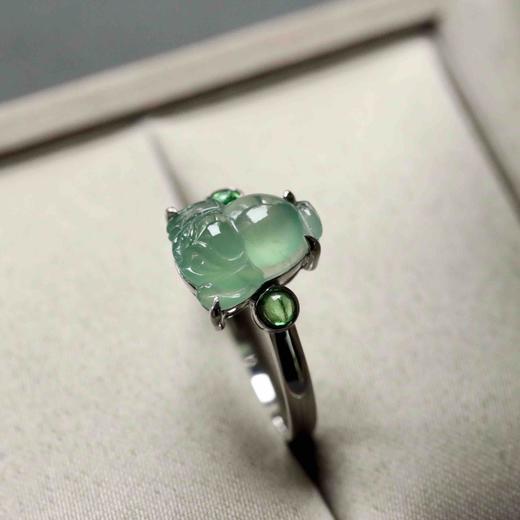高冰种晴水翡翠金蟾戒指18k白金沙弗莱石镶嵌 商品图3