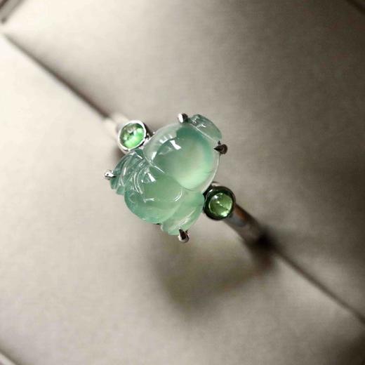 高冰种晴水翡翠金蟾戒指18k白金沙弗莱石镶嵌 商品图4