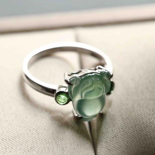 高冰种晴水翡翠金蟾戒指18k白金沙弗莱石镶嵌 商品图5