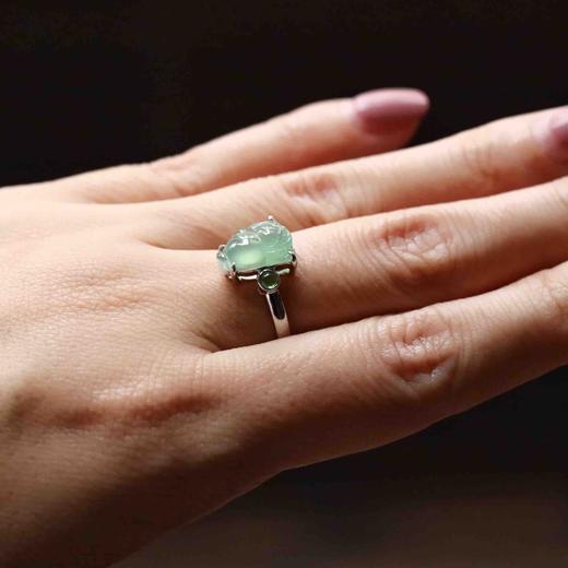 高冰种晴水翡翠金蟾戒指18k白金沙弗莱石镶嵌 商品图8