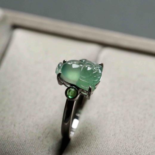 高冰种晴水翡翠金蟾戒指18k白金沙弗莱石镶嵌 商品图1