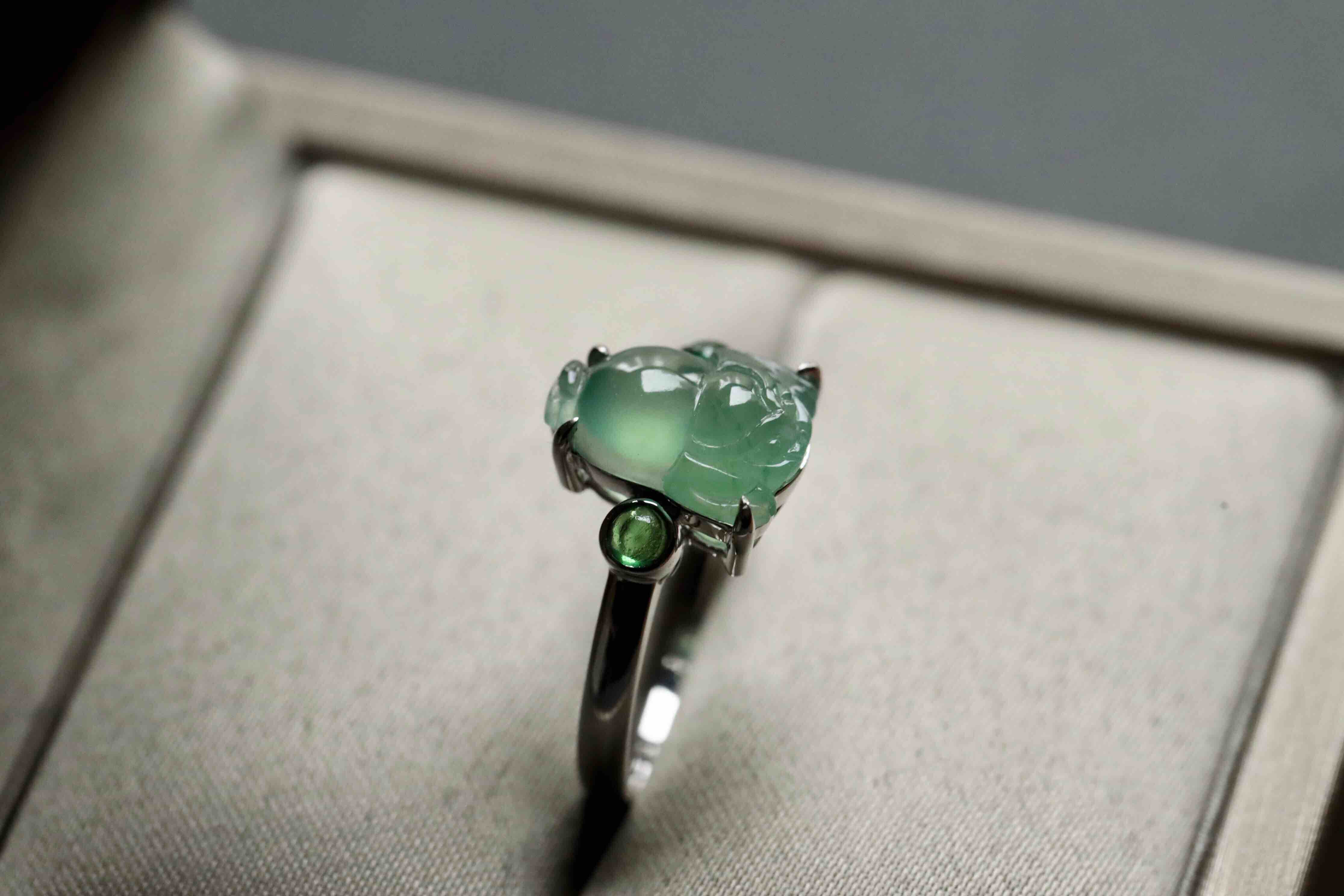 高冰种晴水翡翠金蟾戒指18k白金沙弗莱石镶嵌